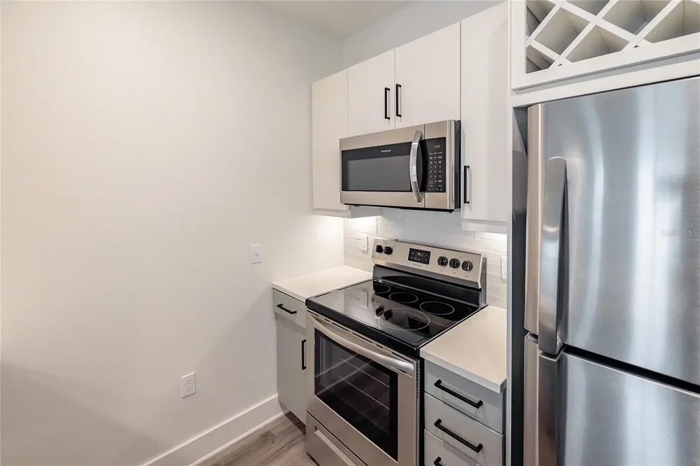 Cuisine; électroménager, parquet, lumière naturelle, style moderne