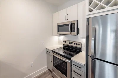 Cuisine; électroménager, parquet, lumière naturelle, style moderne