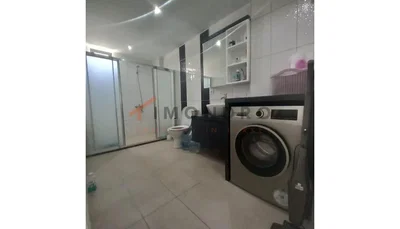 Kuhinja; kuhinjski aparati, drveni pod, prirodno svjetlo, moderni stil