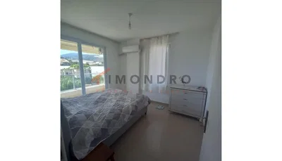 Kuchyně; kuchyňské spotřebiče, dřevěná podlaha, přirozené světlo, moderní styl