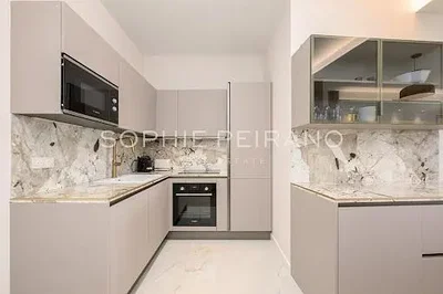 Kuhinja; kuhinjski aparati, drveni pod, prirodno svjetlo, moderni stil