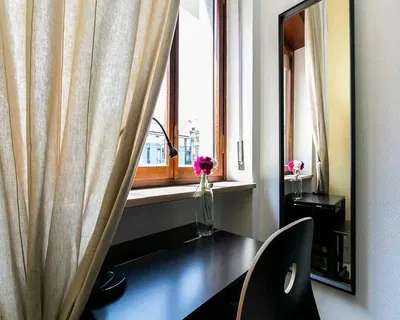 Keuken; keukenapparatuur, houten vloer, natuurlijk licht, moderne stijl