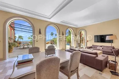 مطبخ; أجهزة المطبخ, أرضية خشبية, ضوء طبيعي, أسلوب عصري