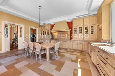 مطبخ; أجهزة المطبخ, أرضية خشبية, ضوء طبيعي, أسلوب عصري