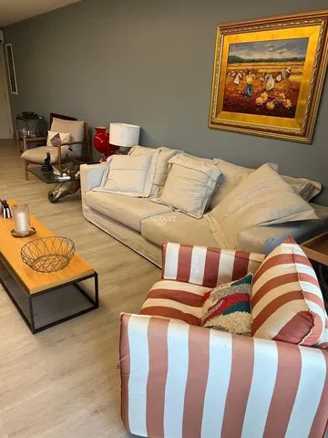 Кухня; кухненски уреди, дървен под, естествена светлина, модерен стил