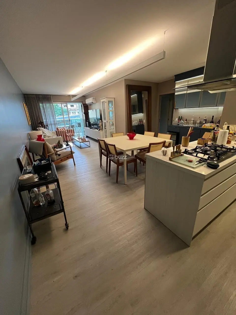 Cuisine; électroménager, parquet, lumière naturelle, style moderne