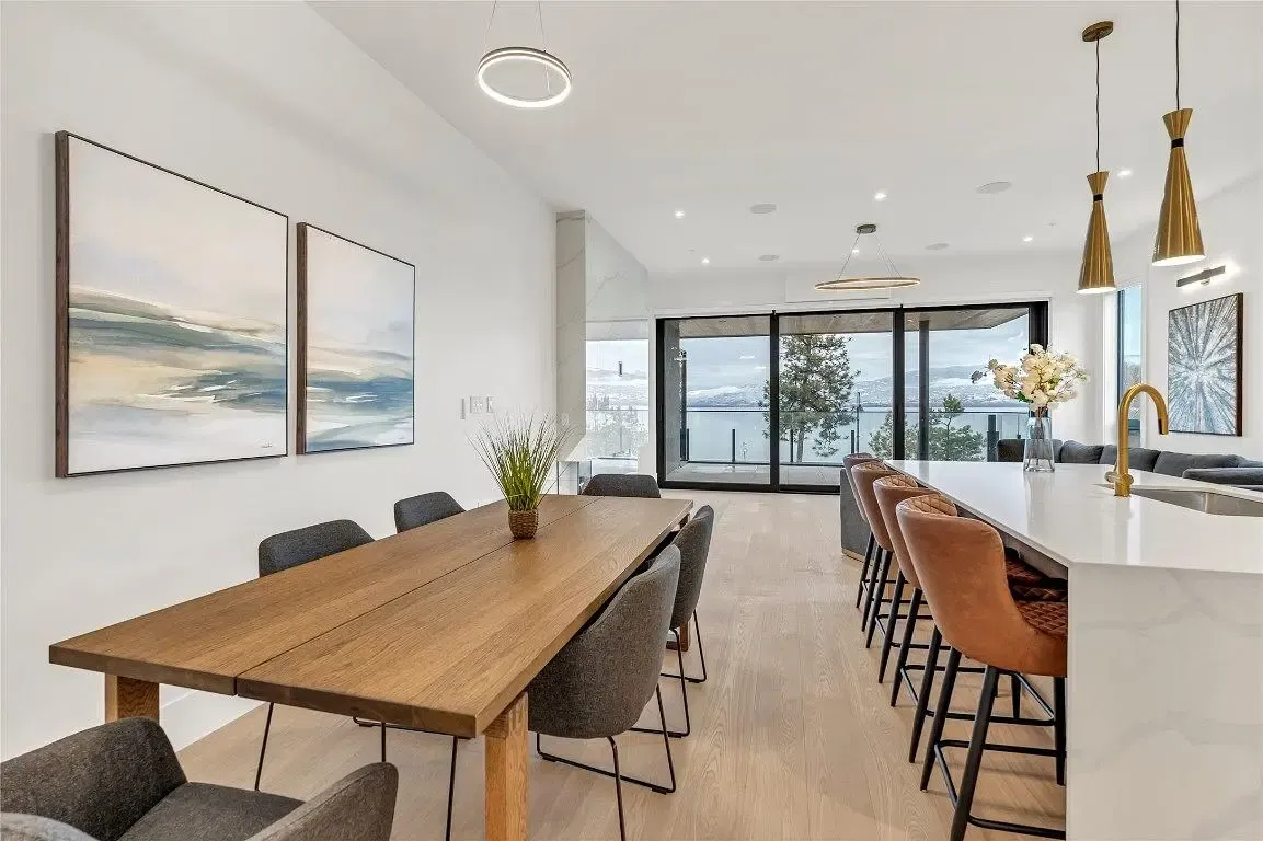 Soggiorno; pavimento in legno, luce naturale, stile moderno