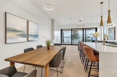 Soggiorno; pavimento in legno, luce naturale, stile moderno