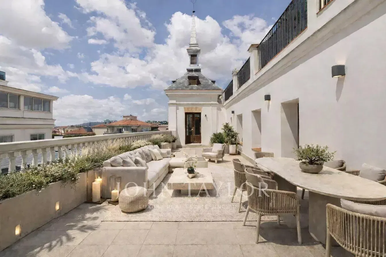 Küche; küchengeräte, holzboden, tageslicht, moderner stil