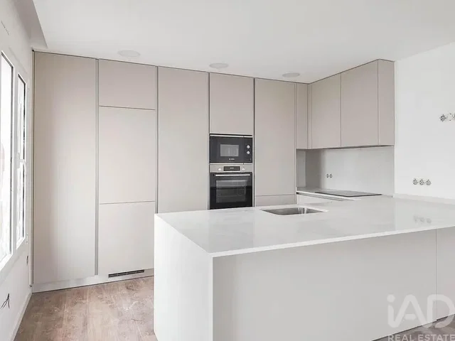 Cozinha; eletrodomésticos, chão de madeira, luz natural, estilo moderno