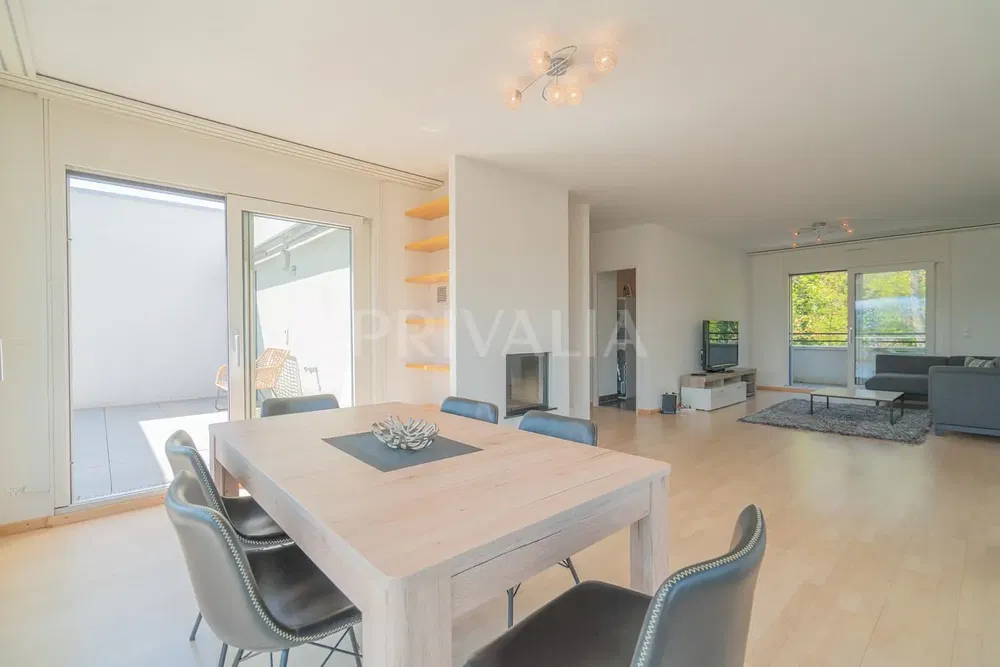 Cuisine; électroménager, parquet, lumière naturelle, style moderne