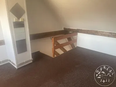 Хол; дървен под, естествена светлина, модерен стил