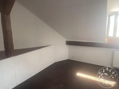 Кухня; кухненски уреди, дървен под, естествена светлина, модерен стил