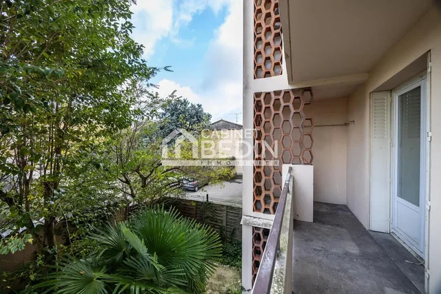 Kuchnia; sprzęt kuchenny, podłoga drewniana, światło dzienne, styl nowoczesny