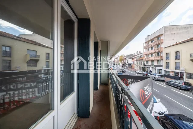 Kuchnia; sprzęt kuchenny, podłoga drewniana, światło dzienne, styl nowoczesny