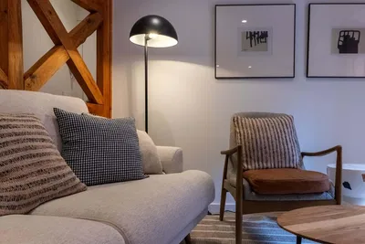 Cozinha; eletrodomésticos, chão de madeira, luz natural, estilo moderno