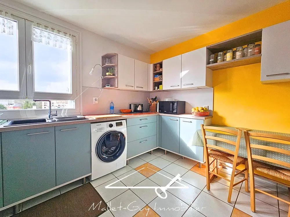 Cuisine; électroménager, parquet, lumière naturelle, style moderne