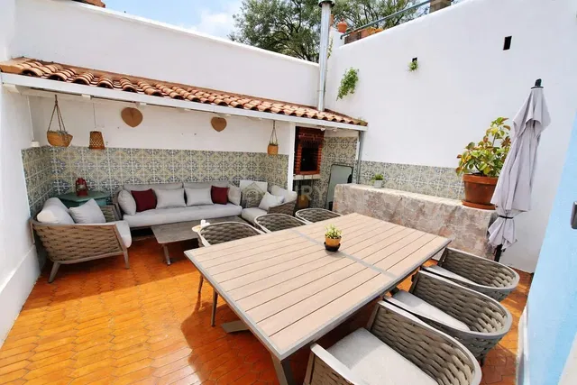 غرفة معيشة; أرضية خشبية, ضوء طبيعي, أسلوب عصري