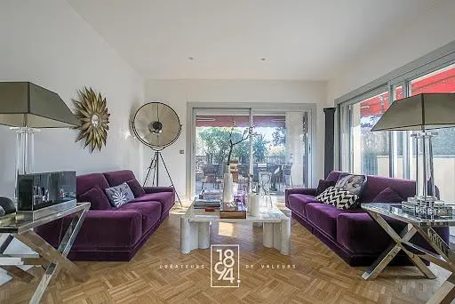 Salon; podłoga drewniana, światło dzienne, styl nowoczesny