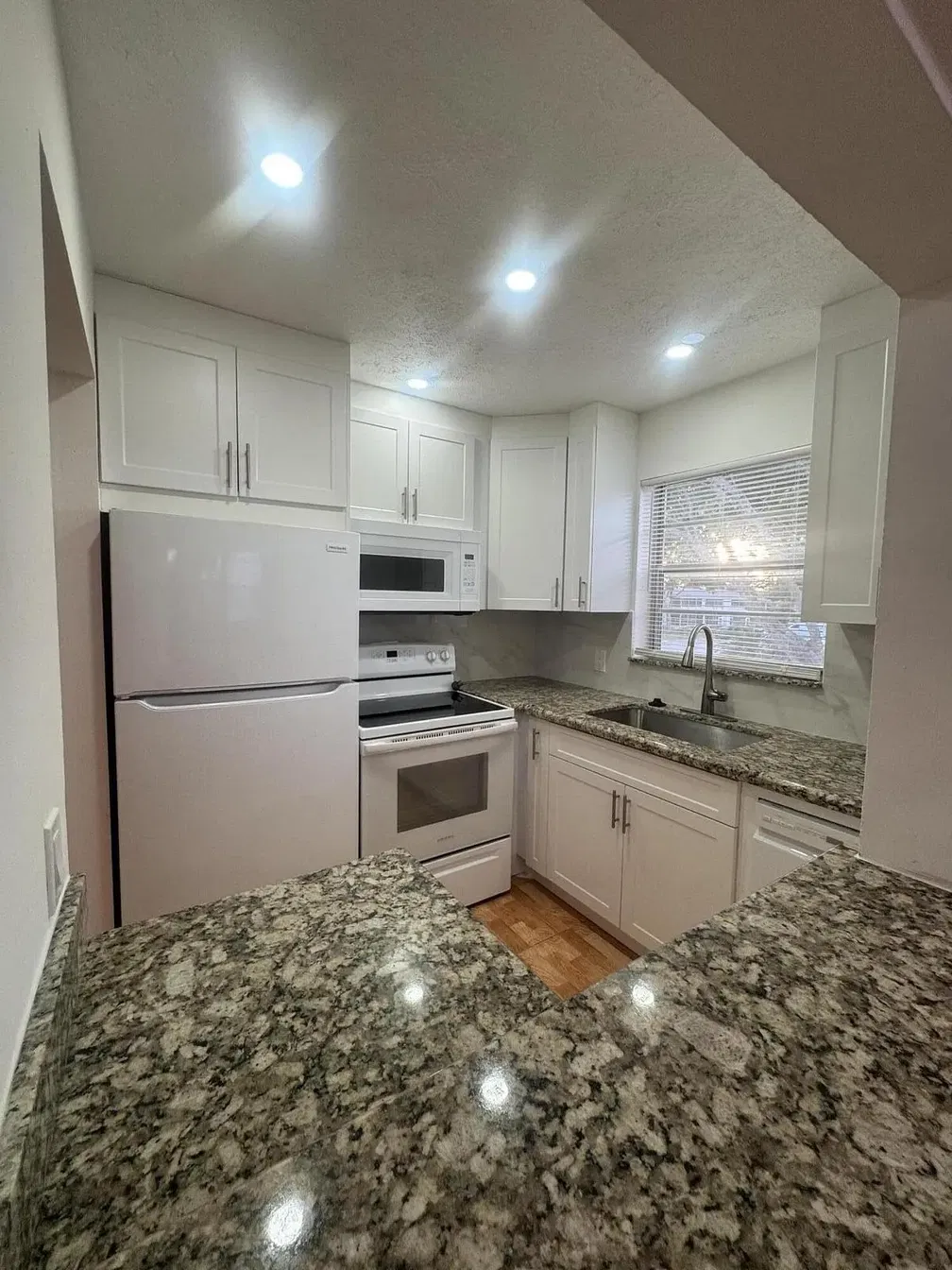 مطبخ; أجهزة المطبخ, أرضية خشبية, ضوء طبيعي, أسلوب عصري