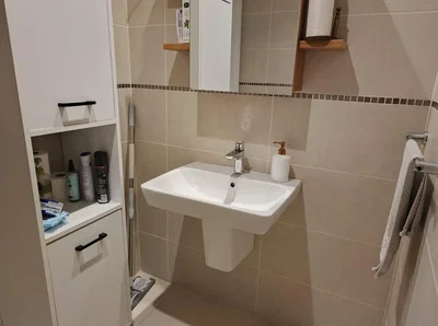 Kuchyně; kuchyňské spotřebiče, dřevěná podlaha, přirozené světlo, moderní styl