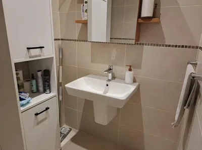 Κουζίνα; συσκευές κουζίνας, ξύλινο πάτωμα, φυσικό φως, μοντέρνο στυλ