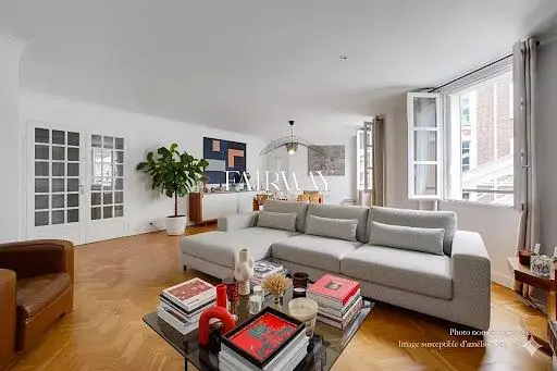 Kuchnia; sprzęt kuchenny, podłoga drewniana, światło dzienne, styl nowoczesny