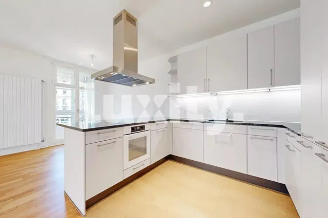 Küche; küchengeräte, holzboden, tageslicht, moderner stil