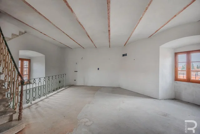 Kuhinja; kuhinjski aparati, drveni pod, prirodno svjetlo, moderni stil