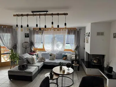 Кухиња; кухињски апарати, плочице, природно светло, модерни стил