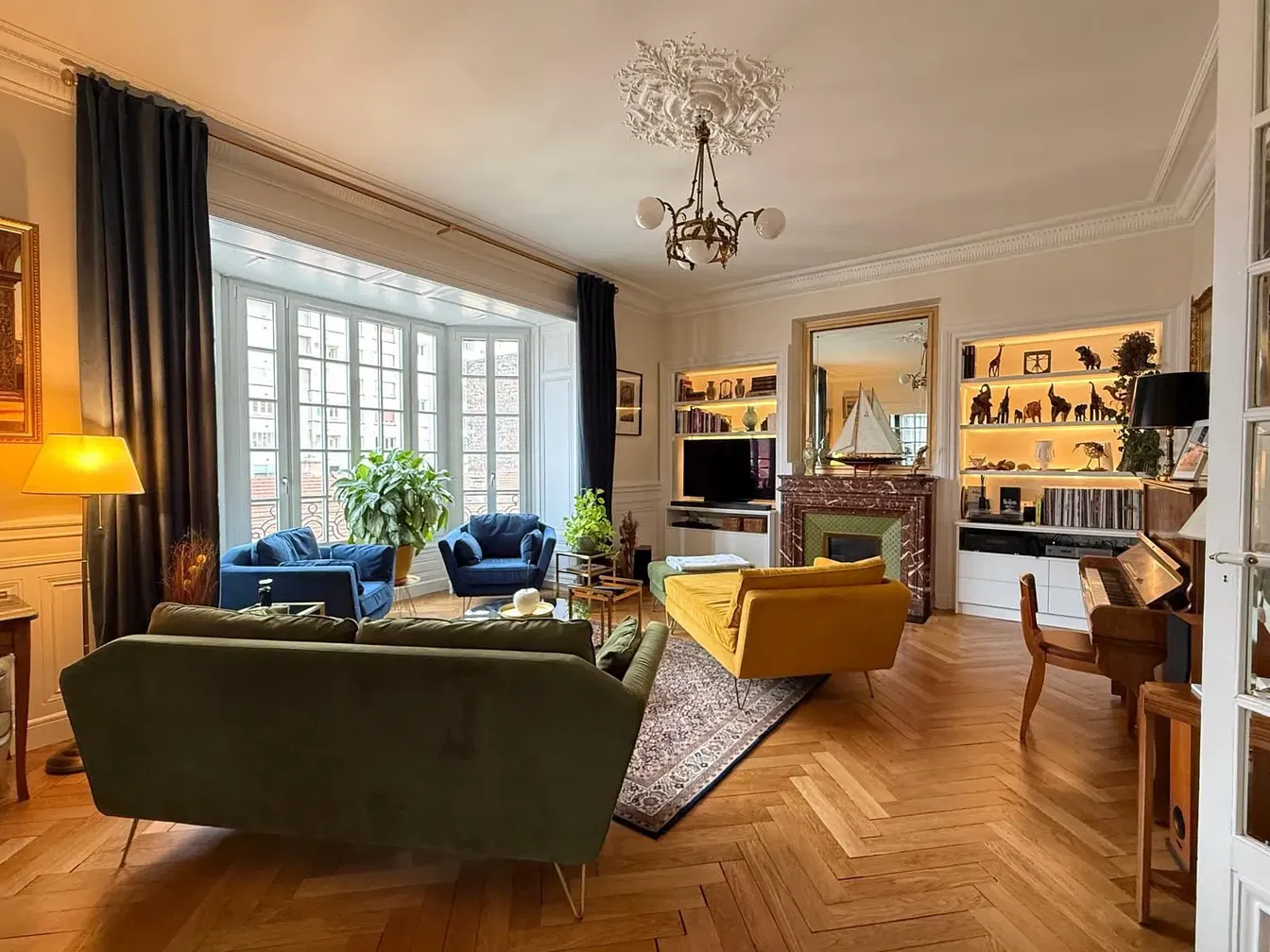 Kuchyně; kuchyňské spotřebiče, dřevěná podlaha, přirozené světlo, moderní styl