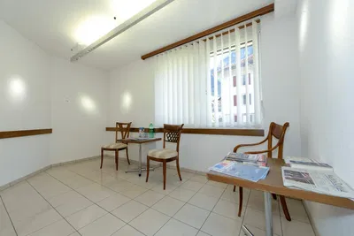 Kuchnia; sprzęt kuchenny, podłoga drewniana, światło dzienne, styl nowoczesny