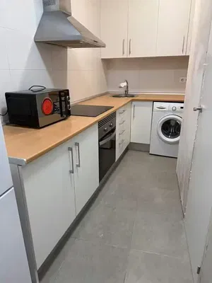 Кухиња; кухињски апарати, дрвени под, природно светло, модерни стил