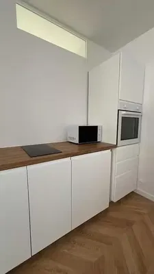 Kuchyňa; kuchynské spotrebiče, drevená podlaha, prirodzené svetlo, moderný štýl