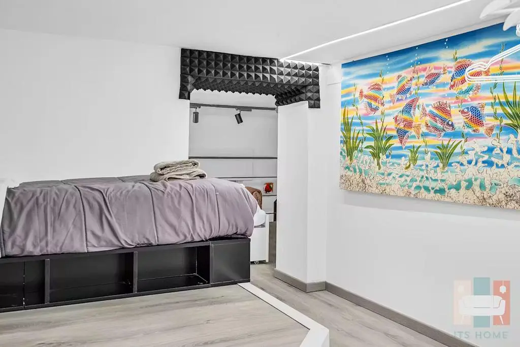 Küche; küchengeräte, holzboden, tageslicht, moderner stil