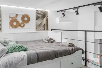 Küche; küchengeräte, holzboden, tageslicht, moderner stil