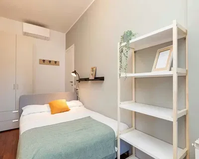 Küche; küchengeräte, holzboden, tageslicht, moderner stil