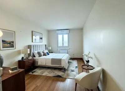 Кухиња; кухињски апарати, дрвени под, природно светло, модерни стил