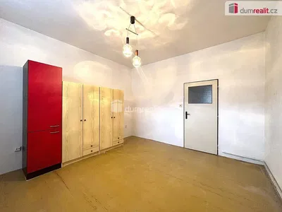 Obývací pokoj; dřevěná podlaha, přirozené světlo, moderní styl