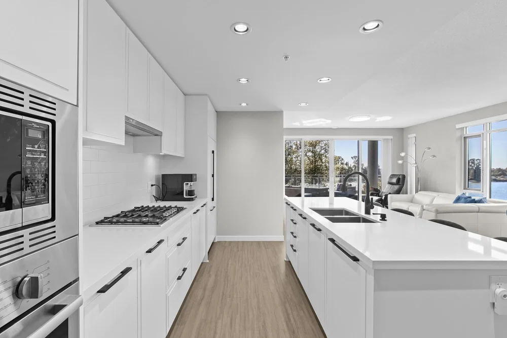 Cocina; electrodomésticos, suelo de madera, luz natural, estilo moderno