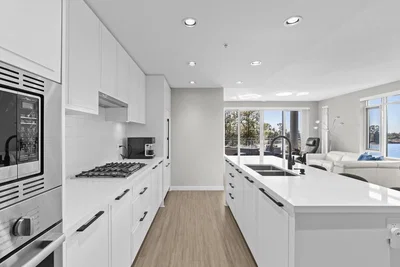 Cocina; electrodomésticos, suelo de madera, luz natural, estilo moderno