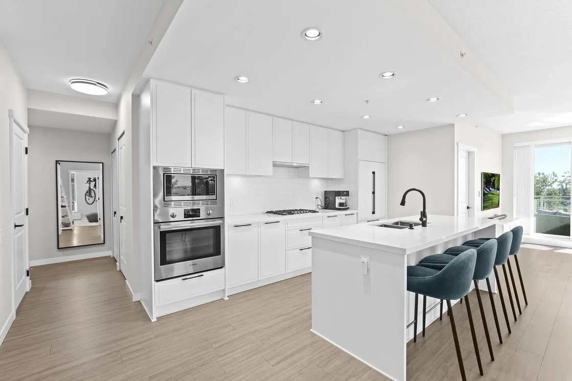 Cocina; electrodomésticos, suelo de madera, luz natural, estilo moderno