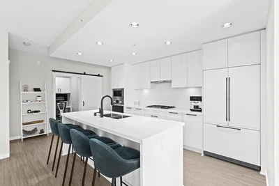 Cocina; electrodomésticos, suelo de baldosas, luz natural, estilo moderno