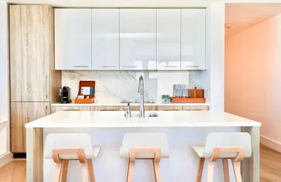 Cuisine; électroménager, parquet, lumière naturelle, style moderne