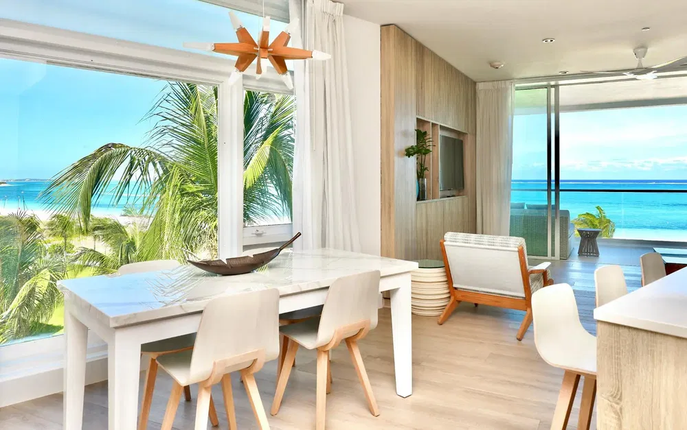 Cuisine; électroménager, parquet, lumière naturelle, style moderne