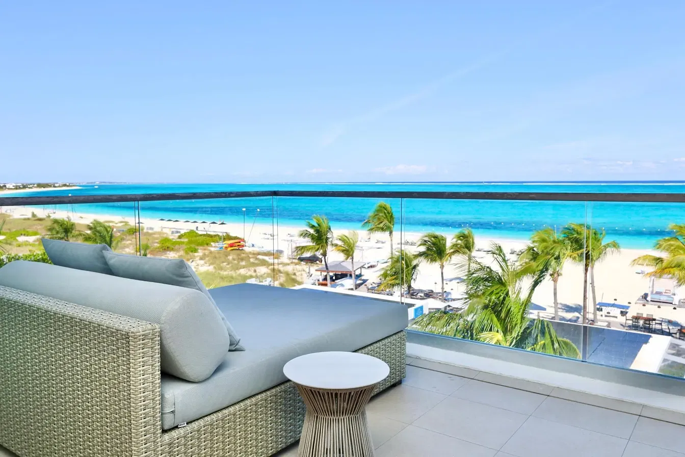 Cuisine; électroménager, parquet, lumière naturelle, style moderne