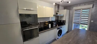 Keuken; keukenapparatuur, houten vloer, natuurlijk licht, moderne stijl