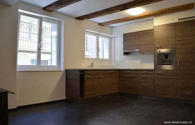 Κουζίνα; συσκευές κουζίνας, ξύλινο πάτωμα, φυσικό φως, μοντέρνο στυλ