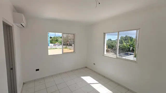 Kuhinja; kuhinjski aparati, drveni pod, prirodno svjetlo, moderni stil