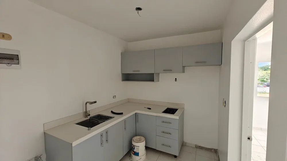Kuhinja; kuhinjski aparati, drveni pod, prirodno svjetlo, moderni stil